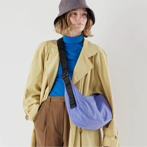 BAGGU MEDIUM NYLON CRESCENT BAG IN VOLOR BLUEBELL